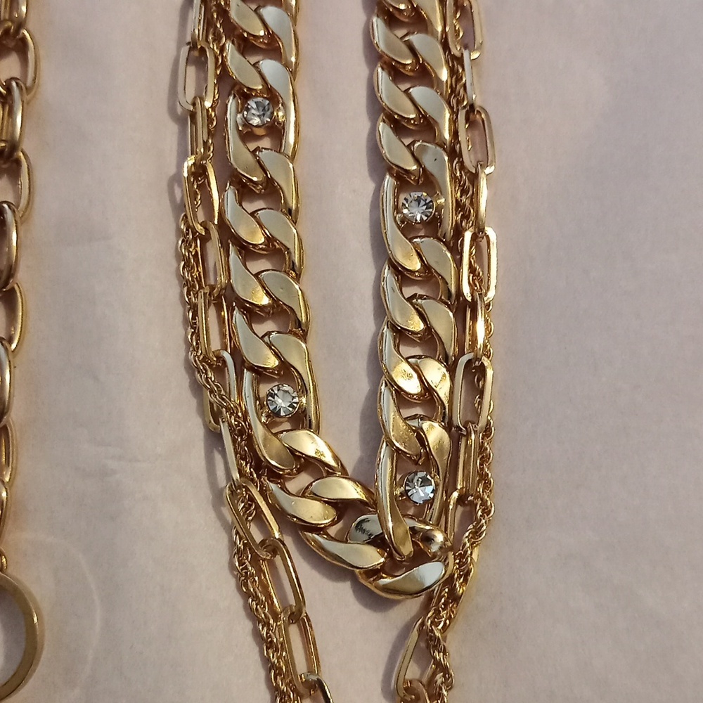 3 COSTUME JEWELRY GOLD TONE NECKLACES - Picture 3 of 5
